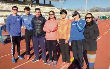  ?? (Photo Ph.H.) ?? Liu Miao, Ren Shimei, Du Hoanan, Wen Qingming, leur entraîneur Liu Xin (au centre) et l’ancien champion de France du décathlon, Rudy Bourguigno­n.