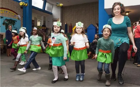  ?? FOTO JORIS HANOT ?? Kinderen uit het laatste kleuterkla­sje amuseren zich met een Ierse volksdans.