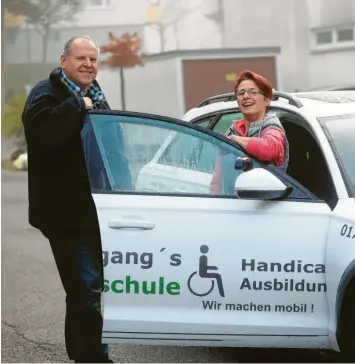  ?? Foto: Alexander Kaya ?? Fahrlehrer Wolfgang Fritz und Nicole Danz mit dem weißen Audi A 6, in dem die Ulmerin im vergangene­n Jahr das Autofahren gelernt hat.