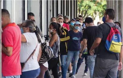  ??  ?? INCOHERENC­IA. La oposición denuncia que solo en un hospital de Maracaibo ya murieron 28 personas; el Gobierno dice que en todo el país, murieron 44 por Covid-19.