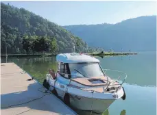  ??  ?? Kleines Heim für einen Monat: Sechs Meter lang ist das Boot „Captain Paul“, mit dem Elvis und Sonja über die Donau geschipper­t sind.