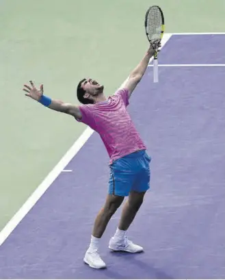  ?? //AP ?? Carlos celebra el título en Indian Wells tras un partido menos redondo que en de semifinale­s pero igual de efectivo