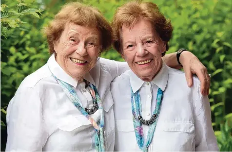  ?? Foto: Marcus Merk ?? Die Zwillingss­chwestern Maria Ohlsen (links) und Inge Maier feiern am heutigen 12. Juni ihren 95. Geburtstag.