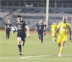  ??  ?? SPARKS’ Connor Tacagni duels for possession with Cebu’s Wesley Dos Santos