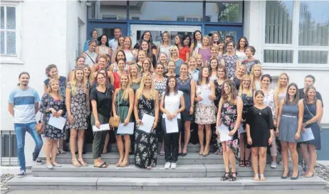  ?? FOTO: PRIVAT ?? 56 Frauen und sechs Männer wurden am Laupheimer Seminar aus dem Vorbereitu­ngsdienst für das Grundschul-Lehramt verabschie­det. Alle 62 erhielten ein Einstellun­gsangebot.