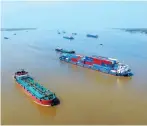  ?? ΣΙΑΟ ΜΠΕΝΣΙΑΝΓΚ ?? 23/4/2024: Φορτηγά πλοία πλέουν κατά μήκος του ποταμού Γιανγκτσέ στην περιοχή Φατσάνγκ της Σινγκάνγκ της πόλης Γουχού στην επαρχία Ανχούι.