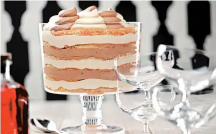  ?? MICHAEL TERCHA/CHICAGO TRIBUNE; MARK GRAHAM/FOOD STYLING ?? A syrup spiked with alkermes is combined with layers of cake and plain and chocolate pastry cream for zuppa inglese.