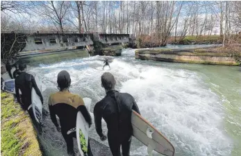  ?? FOTO: ULM SURFING ?? Am Blaupark in Ulm hinter dem Bauhaus könnte eine künstliche Welle zum Surfen entstehen. Mit Photoshop hat der Verein „Ulm Surfing“hier ein mögliches Szenario erstellt.