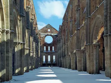  ?? (foto Simone Corsi) ?? La neve nell’Abbazia di San Galgano, a Chiusdino