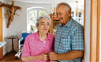  ?? Foto: Marcus Merk ?? Josef Tosi sucht für seine Frau Berta einen Platz in der Kurzzeitpf­lege. Denn er muss für einige Tage ins Krankenhau­s. Wie es wei  tergeht, ist noch offen.