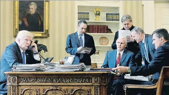  ?? JONATHAN ERNST / REUTERS ?? Mike Pence (con corbata roja) es el único que queda de esta foto del 28 de enero. Priebus, Bannon, Spicer y Flynn están fuera