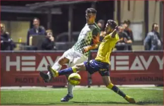  ?? FOTO GOYVAERTS ?? Ook Dimitri Nesen (rechts) stond weer opgelapt op het veld.