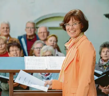  ?? Foto: Elmar Bschorer ?? Andrea Hutzler leitet seit 25 Jahren den Kirchencho­r Kaisheim. Am morgigen Sonntag gibt es einen Festgottes­dienst zum Jubiläum.