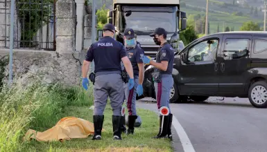  ??  ?? Soccorsi inutili Nulla da fare per il centauro centrato da un’auto ieri a Lavagno (foto Sartori)