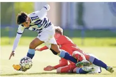  ?? FOTO: UDO GOTTSCHALK ?? Gestrauche­lt: Bilal Özkara (links) kassierte mit dem MSV eine 0:1-Heimpleite gegen Rot-Weiß Oberhausen.