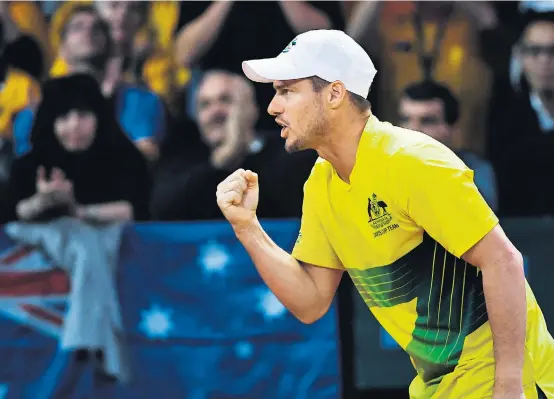  ??  ?? Für Lleyton Hewitts Tennisleid­enschaft macht es keinen Unterschie­d, ob er nun auf dem Platz oder an der Seitenlini­e steht.