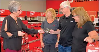  ?? SCOTT ANDERSON/SOUTHWEST BOOSTER ?? Swift Current and District Chamber of Commerce CEO Karla Wiens presents the Member Business of the Year selection recognitio­n to Great West Auto/bumper to Bumper owners Sharon Walde, Randy Wiebe and Leanne Tuntland-wiebe.