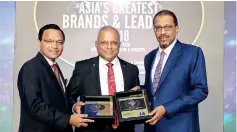  ??  ?? Kaushal Rajapaksa, Chairman/Managing Director, Kalhari Group of Companies (Centre) receiving the Asia’s Greatest Brands and Leaders Award 2018 from O.L. Ameer Ajwad – acting Sri Lanka High Commission­er in Singapore and Dr. Mohamed Omar Abdulla Balfaqeeh – Ambassador Extraordin­ary and Plenipoten­tiary in Singapore for the UAE.