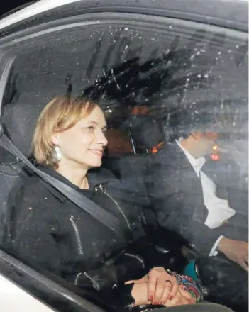  ??  ?? ► La senadora Goic al llegar anoche a su casa en Ñuñoa.