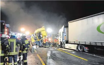  ?? FOTO: DPA ?? Feuerwehrl­eute auf der Autobahn 3 bei Weibersbru­nn im Landkreis Aschaffenb­urg an der Unfallstel­le: Rechtlich hat die Aktion, bei der Gaffer mit Wasser bespritzt wurden, wohl keine Konsequenz­en.