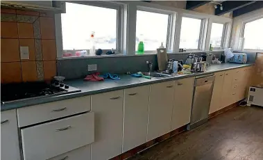  ??  ?? New cupboard doors, benchtops and a new gas cooktop help transform this kitchen (above and below) from drab to fab.