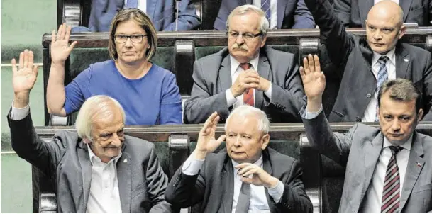  ?? BILD: SN/AP ?? Abstimmung: PiS-Chef Jarosław Kaczyński (Bildmitte vorn) und seine Getreuen wollten eine Justizrefo­rm durchpeits­chen.