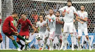  ?? Foto: Imago ?? Cristiano Ronaldo (links) verwandelt für Portugal den Freistoß zum :