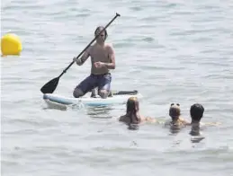  ??  ?? Usuarios de paddle-surf en una playa de Castellón.