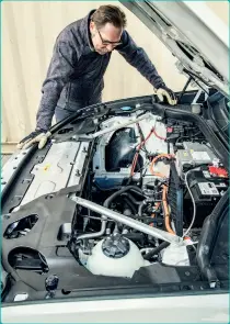  ??  ?? Under motorhjelm­en finder man et stort plastikdae­ksel, der kan fjernes uden vaerktøj. Herunder er der bare masser af luft.