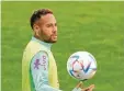  ?? Foto: Bertrand Guay, AFP/ dpa/ Antonio Calanni, AP/dpa ?? Kylian Mbappé (oben links neben Karim Benzema) gehört zu den Stars in der Mannschaft von Frankreich, Neymar (unteres Bild) zu denen vom brasiliani­schen Team.