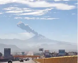  ??  ?? Desde la carretera México-Puebla se observó la fumarola.