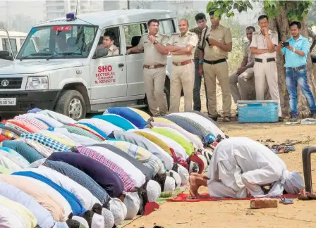  ??  ?? FRIDAY PRAYERS in progress with police presence in Gurugram on April 27.