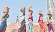  ?? PARWAZ KHAN /HT ?? Migrant workers at a brick kiln in Patna.