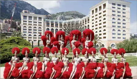  ??  ?? Les danseuses du Moulin Rouge se sont prêtées au jeu des photos pour Monaco-Matin. En coulisses, dans les loges et sur le parvis du Sporting.