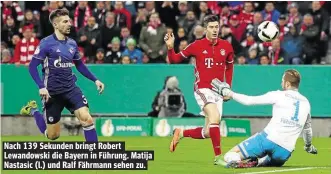  ??  ?? Nach 139 Sekunden bringt Robert Lewandowsk­i die Bayern in Führung. Matija Nastasic (l.) und Ralf Fährmann sehen zu.