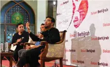  ??  ?? Indonesian cleric Arif Rahman Lubis (right) speaking during a religious lecture on marriage without dating at a mosque in Bekasi, on the eastern border of the
capital Jakarta.