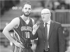  ?? JOHN BAZEMORE/ASSOCIATED PRESS ?? Magic coach Scott Skiles, right, has received steadier play lately from swingman Evan Fournier, left. He’s averaging 17.7 points and shooting 50 percent in his past 3 games.
