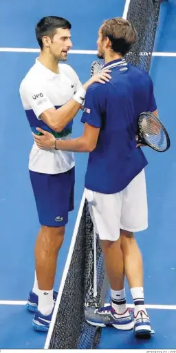  ?? PETER FOLEY / EFE ?? Novak Djokovic felicita a Daniil Medvedev tras su triunfo en el US Open.