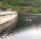  ??  ?? Polizisten mit Leichenspü­rhunden suchten den ganzen Dienstag mit dem Boot die Wasserfläc­he an der Staumauer ab.