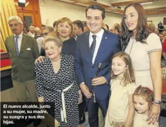 ??  ?? El nuevo alcalde, junto a su mujer, su madre, su suegra y sus dos hijas.