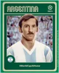  ??  ?? El astro argentino Lionel Messi con un bigote muy de los 70's.