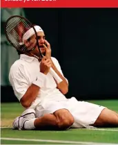  ??  ?? Roger sak op sy knieë neer ná sy oorwinning oor Pete Sampras in die Wimbledone­indstryd van 2001.
