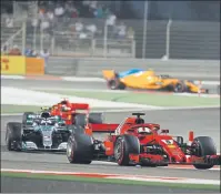  ?? FOTO: EFE/AP ?? Fernando Alonso realizó un gran arranque, igual que Bottas, que superó a Raikkonen, pero no pudo con Sebastian Vettel, que conquistó su segundo triunfo de la temporada en la segunda carrera del año en la F1.