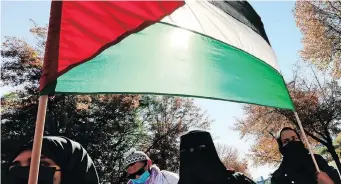  ?? MBOKAZI African News Agency (ANA) SIMPHIWE ?? PEOPLE from different organisati­ons marching against Israel’s bombing of Palestine in Sandton, north of Johannesbu­rg.
|