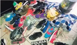  ?? OIJ ?? Los agentes encontraro­n un montón de pares de tenis.