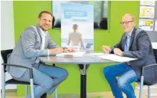  ?? FOTO: GWG ?? Der Geschäftsf­ührer der GWG Alexander Mayer und der Chef der Telekommun­ikation Lindau Hannes Rösch bei der Vertragsun­terzeichnu­ng.