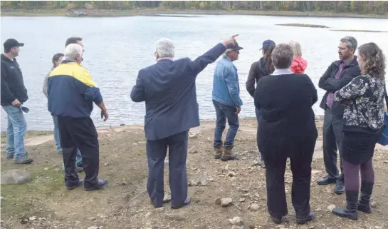  ?? —photo Alexia Marsillo ?? Des résidents de Gore et de Lachute, les deux maires ainsi que des membres du conseil et de l’administra­tion du Canton et de la ville, se sont rassemblés au Lac Beattie, le jeudi 5 octobre, pour annoncer le projet du Parc Beattie et la ratificati­on de...