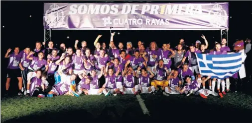  ??  ?? CELEBRACIÓ­N. Los jugadores y el cuerpo técnico posaron como equipo de Primera ante un Zorrilla completame­nte entregado.