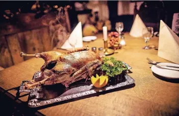  ?? RP-FOTO: ANNE ORTHEN ?? Weihnachts­zeit ist Gänsezeit. Viele Restaurant­s bereiten den Vogel zu, die Kunden holen ihn ab.