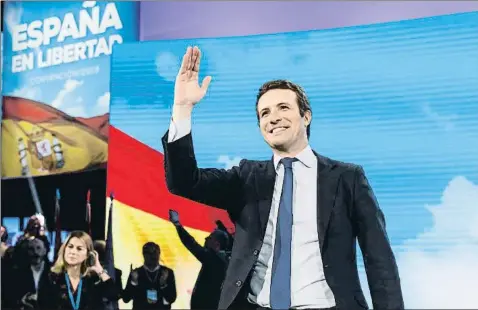  ??  ?? De tot cor Pedro Sánchez amb el nou lema del PSOE, en què apareix clarament la paraulaEsp­anya. Un país als núvols Pablo Casado acompanya les referèncie­s a Espanya amb un cel que convida a l’esperança.